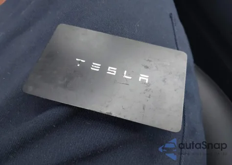 2024 Tesla Model Y Long Range Dual Motor All-Wheel Drive z USA, uszkodzony, nr VIN 7SAYGDEE1RF988367